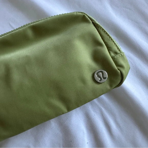 🆕💚 Lululemon Everywhere Belt Bag - Edamame Green - Picture 5 of 7
